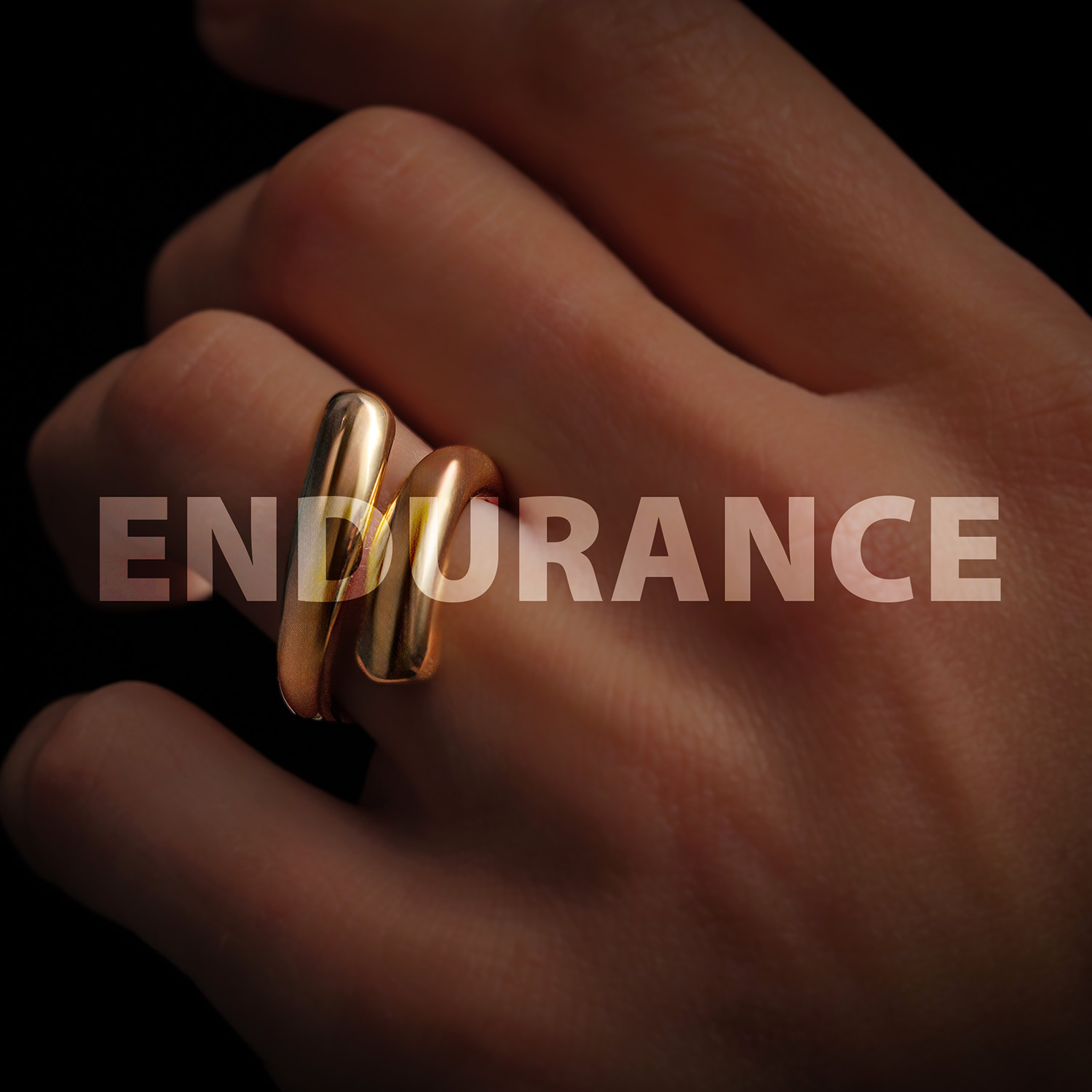 mano con anello bovo