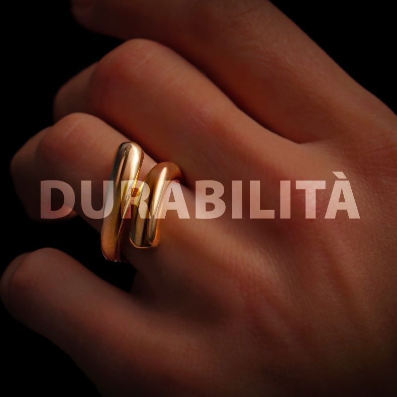 mano con anello bovo